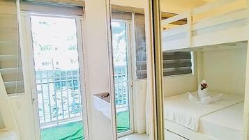 Apartamento familiar, acceso a la piscina, vistas a la piscina | Armario