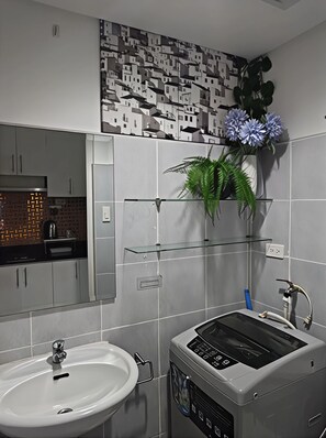 Family Condo, City View | Bathroom | Shower, bidet, towels, soap - Comfystay Manila (Pasay City)