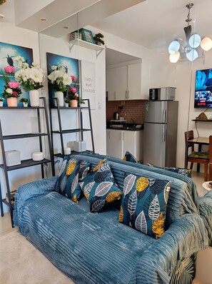 Family Condo, City View | Living area - Comfystay Manila (Pasay City)