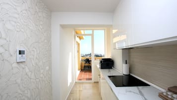 Réfrigérateur, micro-ondes, four, plaque de cuisson