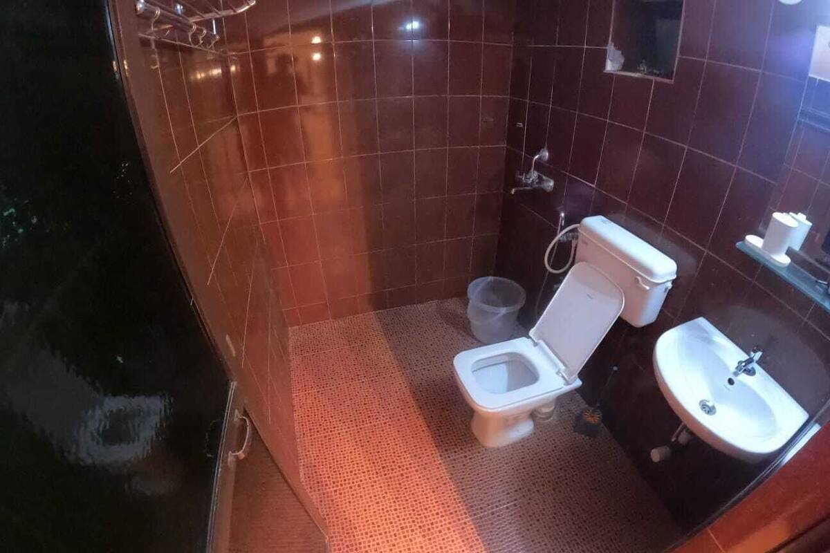 Shower, perlengkapan mandi gratis, handuk, dan sabun