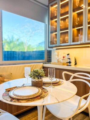 Dining - Flat com piscina privativa a 30 metros da praia (Ipojuca)