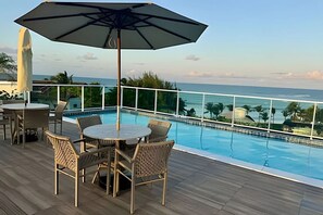 Outdoor dining - Flat com piscina privativa a 30 metros da praia (Ipojuca)