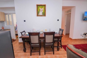 Appartement familial, balcon, vue sur le jardin | Repas dans la chambre