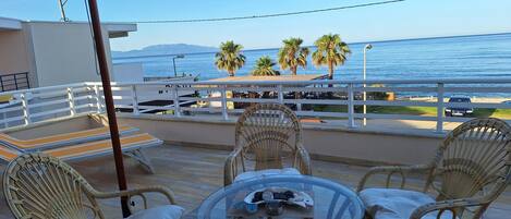 Suite, Sea View | Living area | 32-inch flat-screen TV with satellite channels