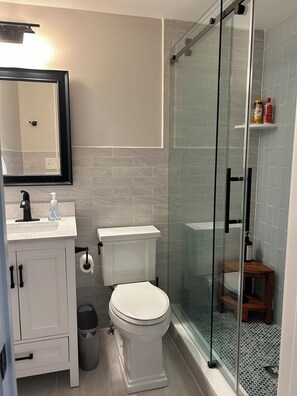 Suihku, hiustenkuivaaja, pyyhkeet, saippua