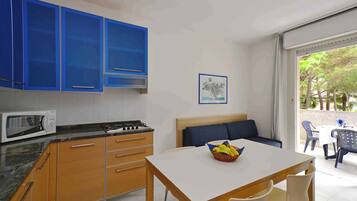 Een koelkast, een microgolfoven, een kookplaat