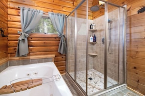 Dusche, Whirlpool, Haartrockner, Bidet