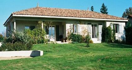 Beautiful 4-bedroom villa with inground pool in Jumilhac-le-Grand