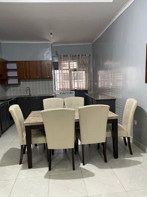 Deluxe Double Room, Balcony | Private kitchen | Fridge, microwave, oven, stovetop - Rita Motel Apartment. (Kigali)