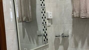 Deluxe-Doppelzimmer, Balkon | Badezimmer