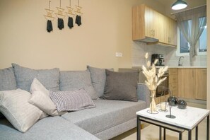 Suite, Patio | Living area