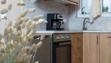 Suite, patio | Área de sala de estar | Smart TV