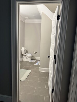 Bidet, serviettes fournies, savon, papier toilette