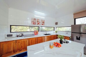 Deluxe Double Room, Mountain View | Shared kitchen | Fridge, oven, stovetop, rice cooker