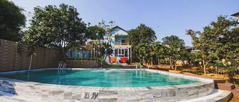 Kolam renang terbuka, kabana percuma