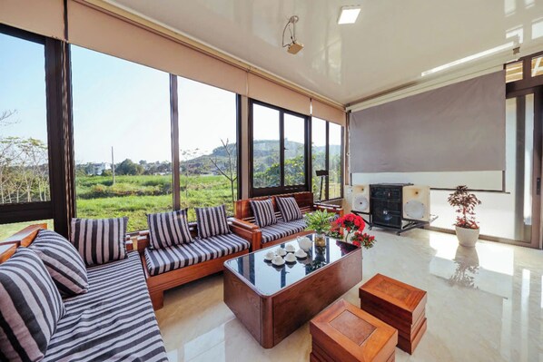 Deluxe Double Room, Mountain View | Shared kitchen | Fridge, oven, stovetop, rice cooker