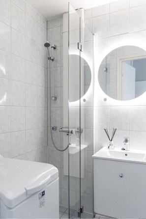 Basic-Apartment, Stadtblick | Badezimmer | Dusche, Haartrockner, Handtücher, Seife