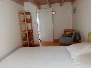 2 bedrooms, desk, free WiFi, bed sheets