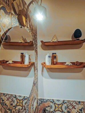 تجهيزات دش، مجففات شعر، مناشف، صابون