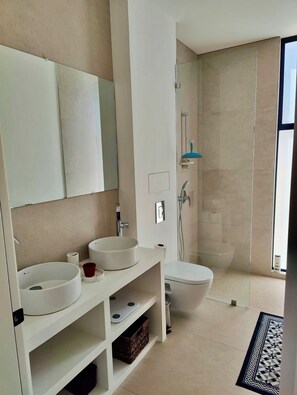 Douche, sèche-cheveux, serviettes fournies, savon