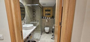 Sèche-cheveux, serviettes fournies, savon, shampoing
