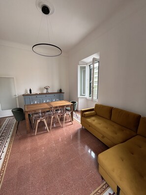 Smart TV - Cozy family apartment near the center, accessible by car. (Firenze)
