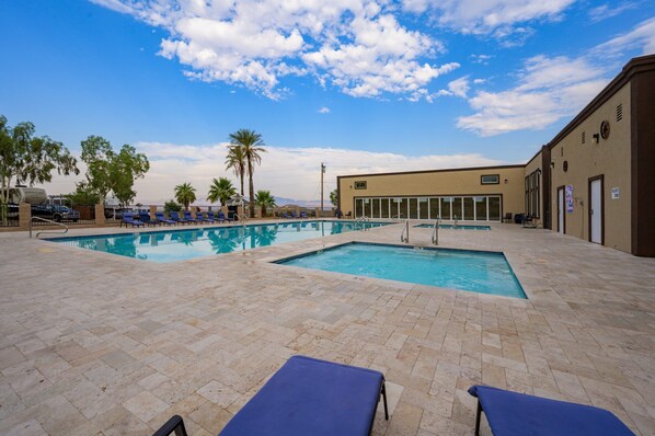 Piscine extérieure, piscine chauffée