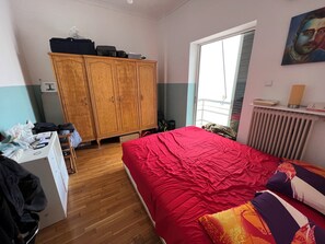 1 slaapkamer, een strijkplank/strijkijzer, wifi, beddengoed