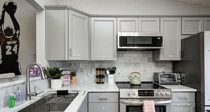 Cozy Pet Friendly Ranch 2 miles to Grand Park | Firepit, King Bed & Games!