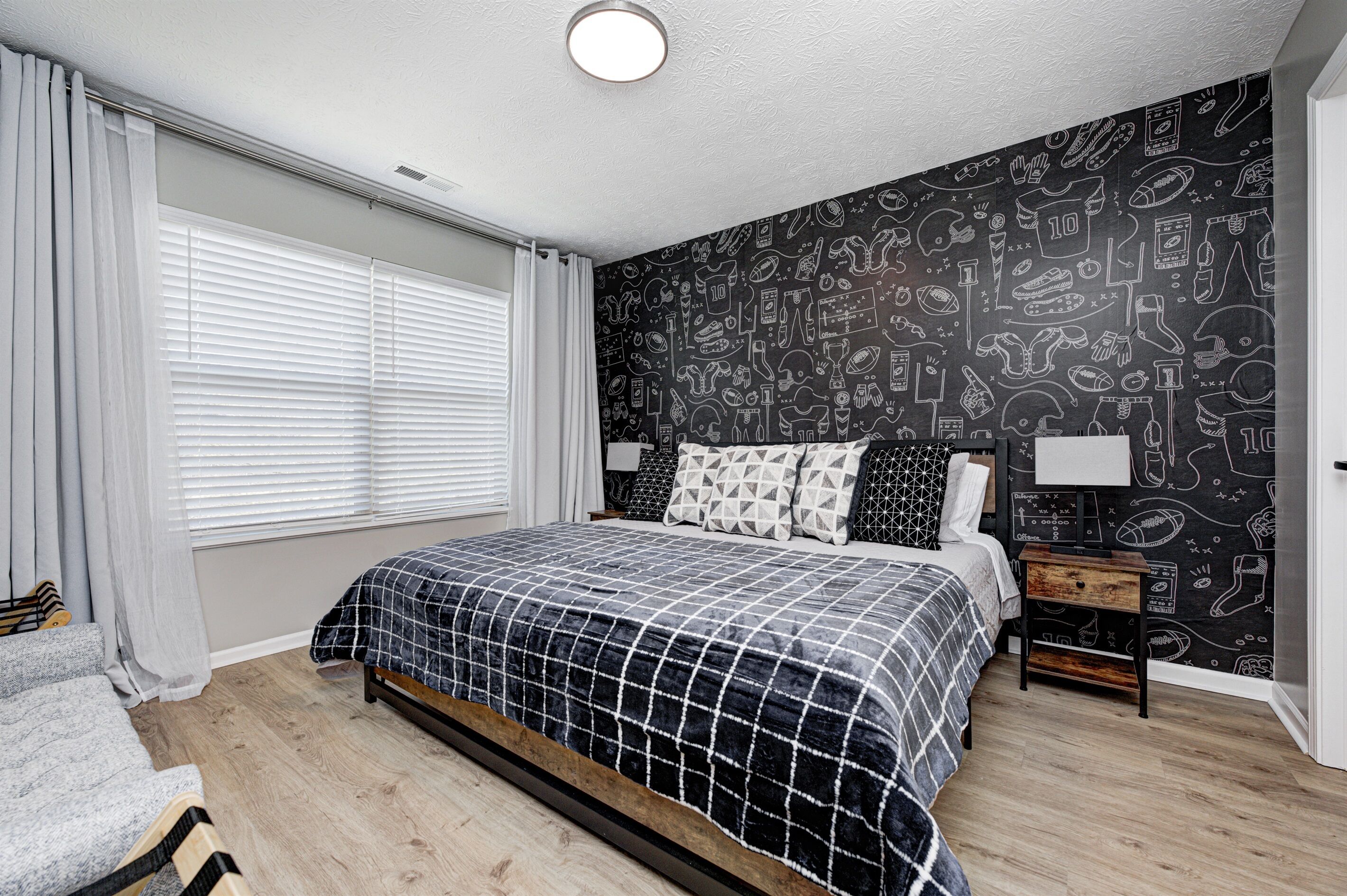 3 quartos, escrivaninha, ferros/tábuas de passar roupa, berço de viagem