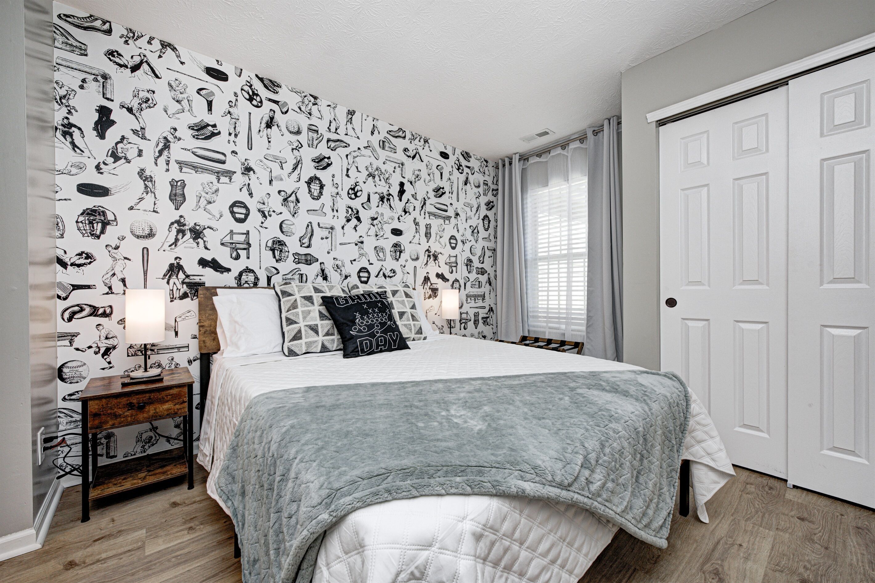 3 habitaciones, escritorio y tabla de planchar con plancha 