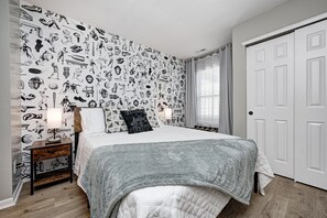 3 soverom, skrivebord, strykejern/-brett og reiseseng for barn