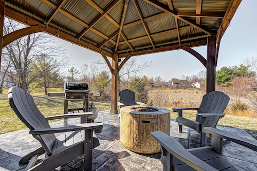 3mi to Grand Park | One Level,  King Bed, Fun Games, FirePit, BBQ, Pet Friendly!