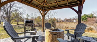 3mi to Grand Park | One Level,  King Bed, Fun Games, FirePit, BBQ, Pet Friendly!