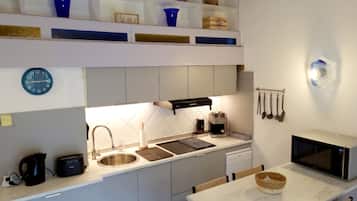 Geladeira, micro-ondas, fogĂŁo, cooktop