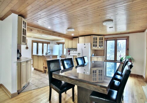 "Rustic country farm 5 min. from Magog Lake, commerce and highway.