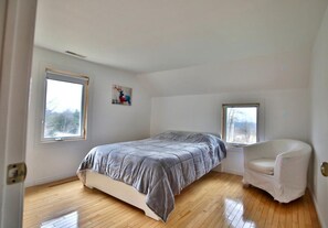 5 bedrooms, iron/ironing board, WiFi, bed sheets