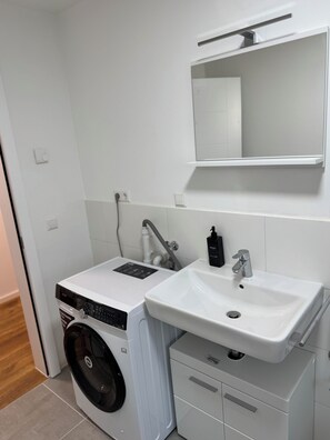 Dusch, hårtork, handdukar och tvål