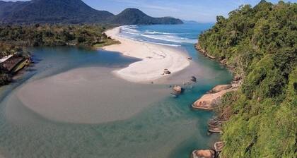 House 400 meters from Itamambuca beach and 200 from Riozinho. Exuberant nature.