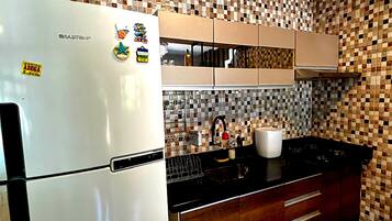 Geladeira, micro-ondas, cooktop, liquidificador