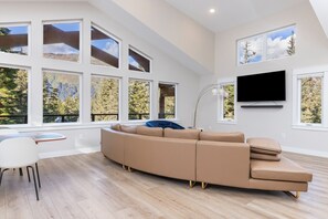 Smart-TV, Kamin, Videospiele, Bücher