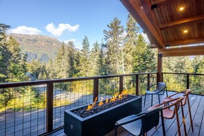 Terrace/patio - Modern Girdwood Home Near Alyeska w/ Sauna & Stunning Mountain Views (Girdwood)