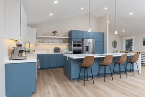 Fridge, microwave, oven, stovetop - 3 King Suites Near Alyeska | Sauna & Mountain Views (Girdwood)