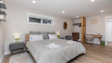 3 bedrooms, desk, iron/ironing board, free WiFi