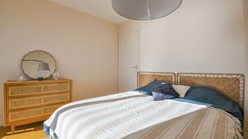 1 slaapkamer, een strijkplank/strijkijzer, beddengoed