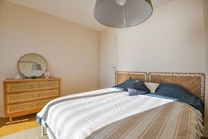 1 chambre, fer et planche à repasser, draps fournis