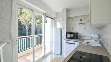 Refrigerador, microondas, horno y parrilla de estufa