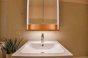 Sèche-cheveux, serviettes fournies