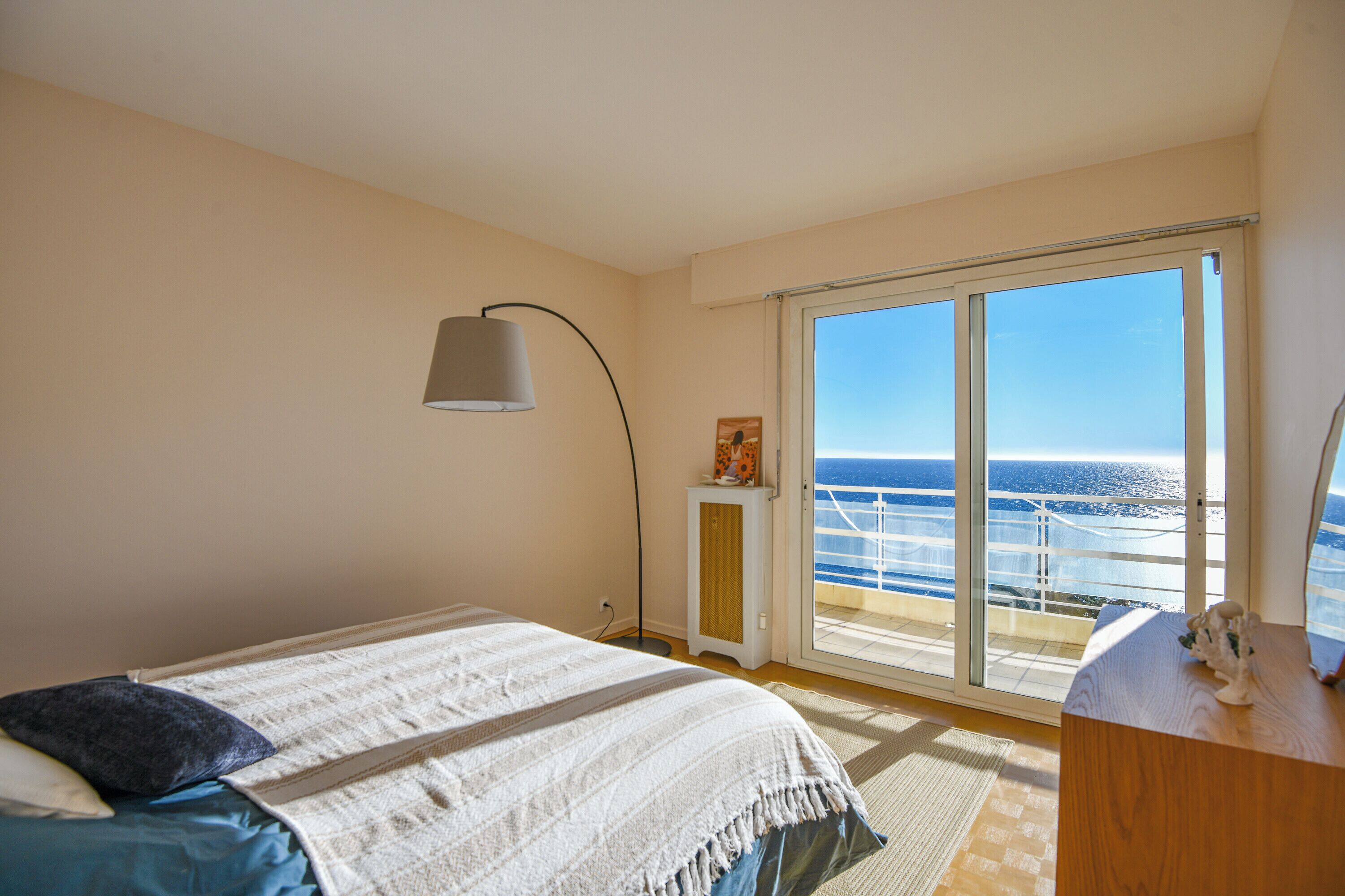 1 chambre, fer et planche à repasser, draps fournis